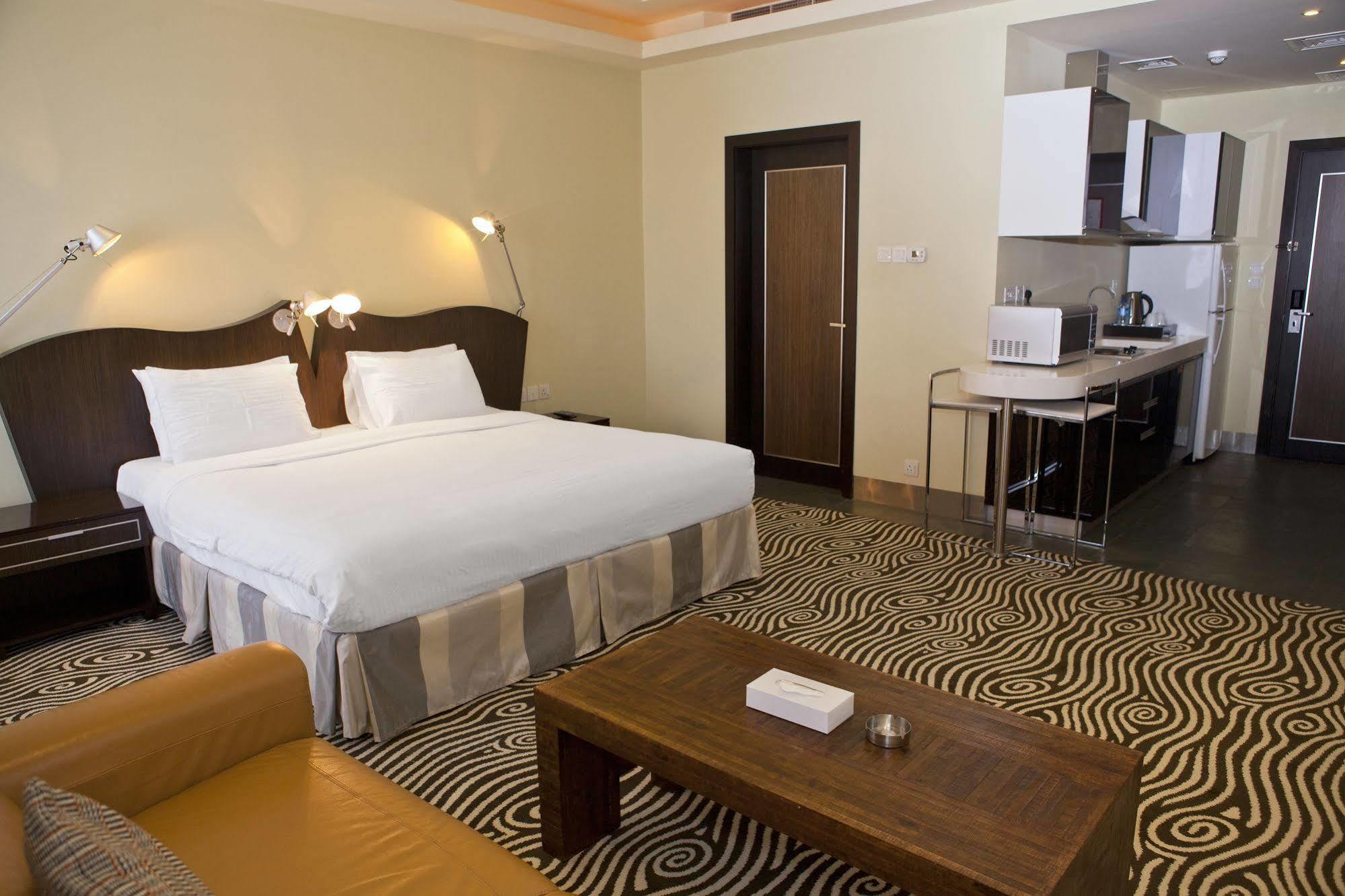 Al Raya Suites Hotel Манама Экстерьер фото